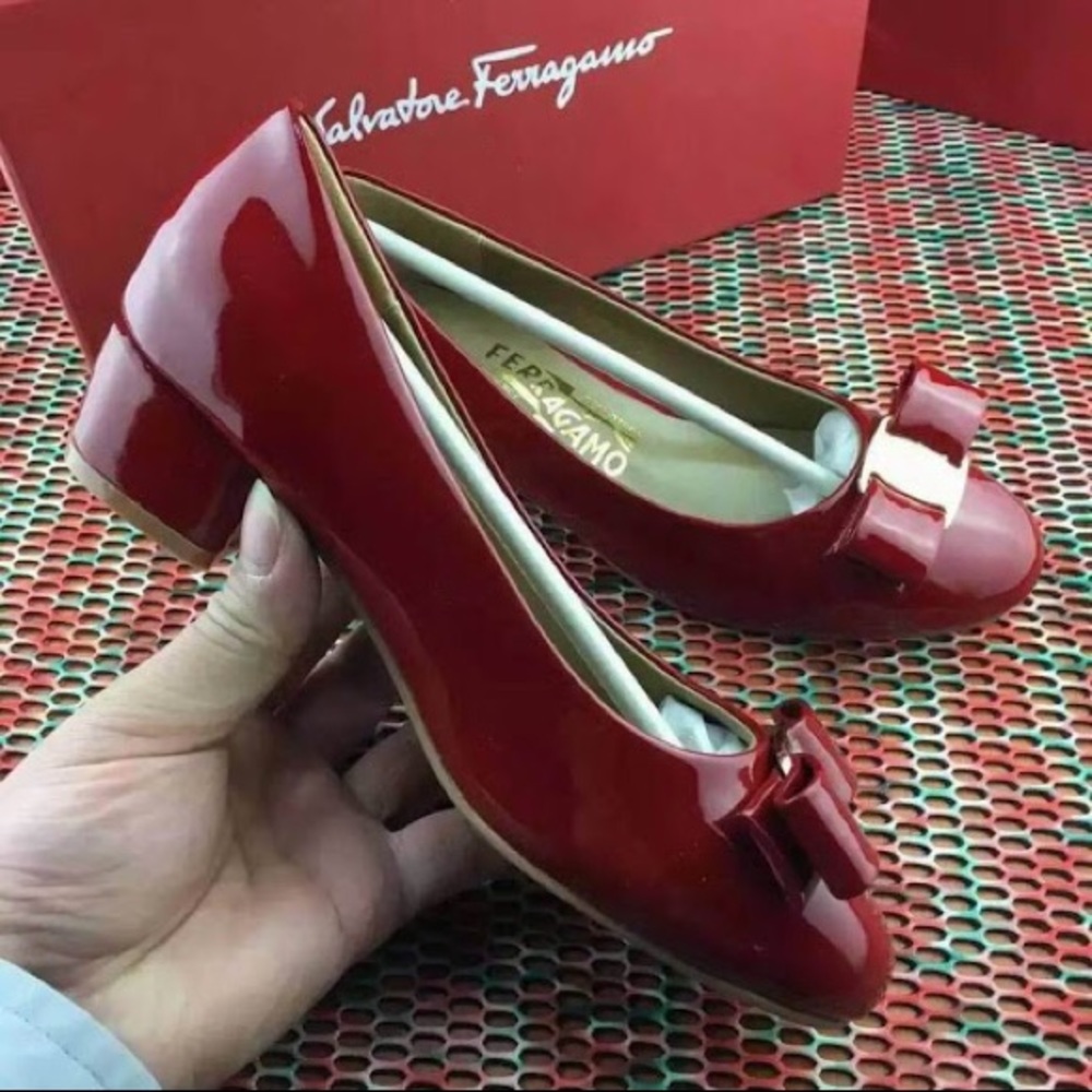 Ferragamo Vara bow low heel pumps